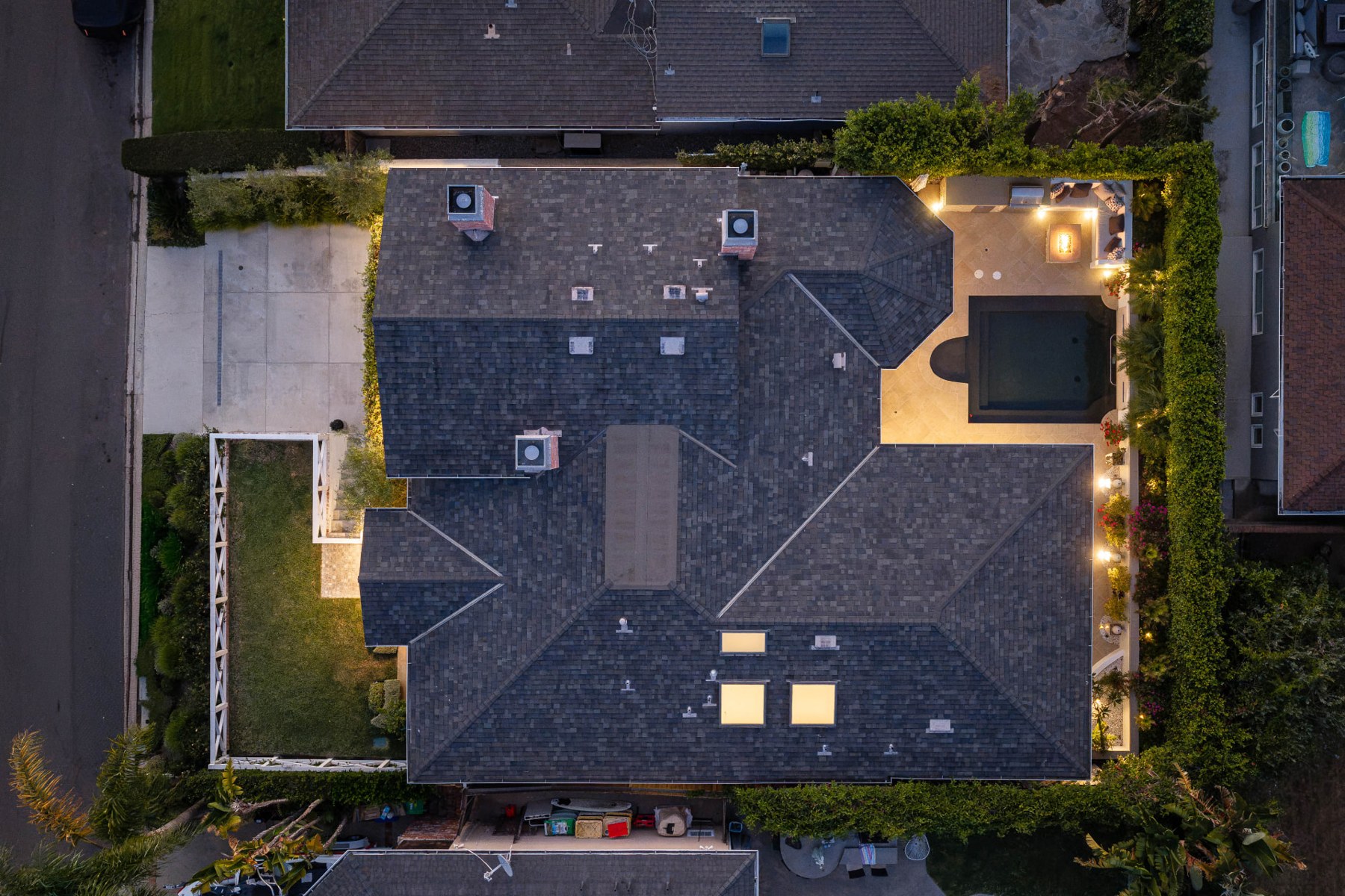 Direct overhead view of the roof, driveway and landscaped lot at 433 Seaward Road